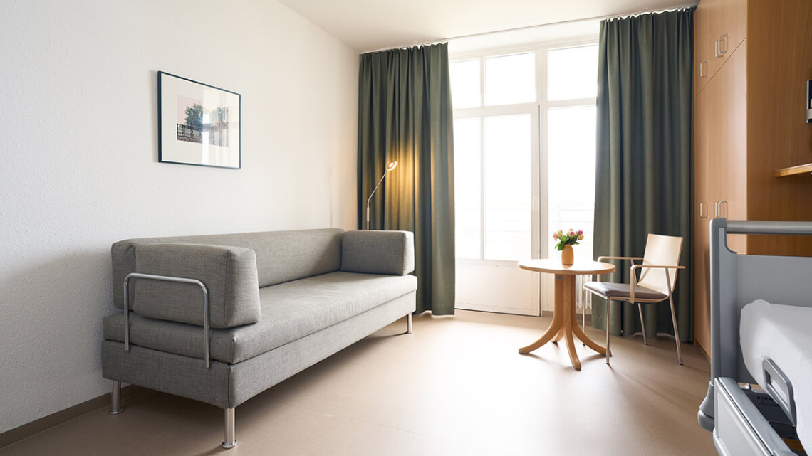 1_2_B2B_Bettsofa_Contract_Swiss_Plus_Schmieder_Kliniken_Fotograf_Samuel_Koeppel 1_2_B2B_Bettsofa_Contract_Swiss_Plus_Schmieder_Kliniken_Fotograf_Samuel_Koeppel