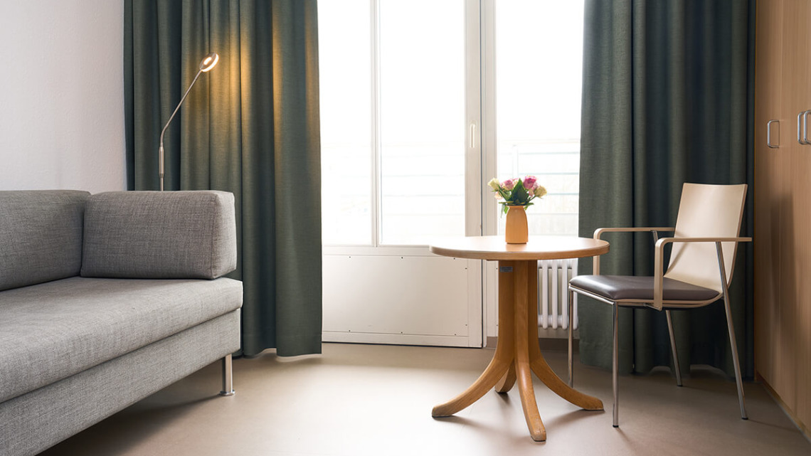 1_3_B2B_Bettsofa_Contract_Swiss_Plus_Detail_mit_Blumen-2_Schmieder_Kliniken_Fotograf_Samuel_Koeppel 1_3_B2B_Bettsofa_Contract_Swiss_Plus_Detail_mit_Blumen-2_Schmieder_Kliniken_Fotograf_Samuel_Koeppel